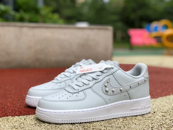 AF1 실버 펄 로우 나이키 에어포스 1 07 SE AF1 실버 펄 캐주얼 스니커 DV3810-001