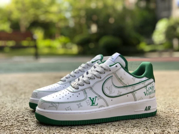 AF1 화이트 & 그린 LV 로고 Nike Air Force 1 Low '07 로우탑 에어포스원 스니커즈 BS8805-603