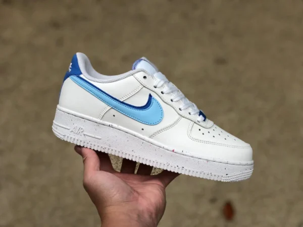 AF1 화이트 앤 블루 로우탑 친환경 나이키 에어포스 1 '07 화이트 앤 블루 재활용 소재 로우탑 캐주얼 스니커즈 DO9786 100