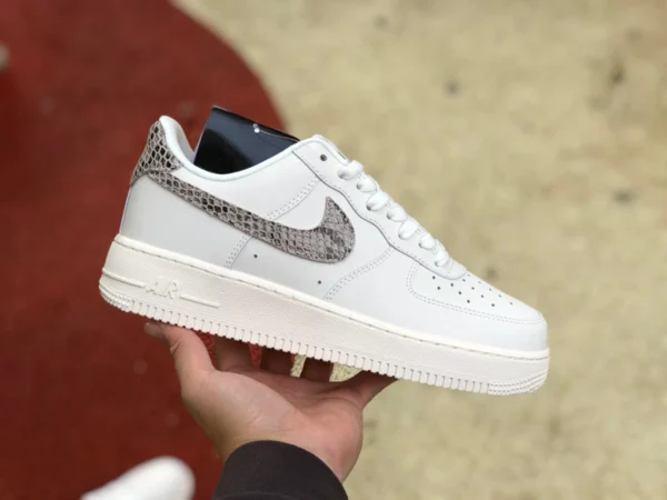 AF1 화이트 뱀무늬 로우 나이키 에어포스1 AF1 뱀무늬 에어포스원 로우탑 여성 운동화 DD8959-002