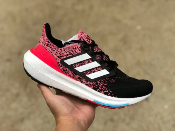 ub23 스플래시 잉크 검정과 빨강 Adidas ULTRABOOST 경량 통기성 운동화 로우 탑 내마모성 운동화 IE1693