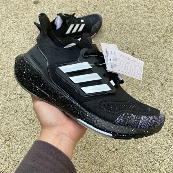 ub22 흑백 스플래시 adidas Uitraboost 22 편안하고 내마모성이 뛰어난 운동화 흑백 HP3310