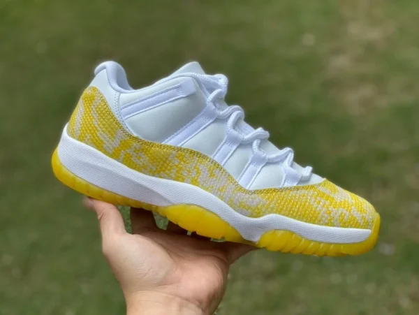 aj11 흰색과 노란색 뱀 패턴 리얼 카본 플레이트 에어 조던 1 로우 WMNS "Yellow Snakeskin" 흰색과 노란색 뱀 패턴 AH7860-107