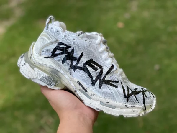 Balenciaga 7.0 흰색과 검정색 손으로 칠한 Balenciaga Runner Graffti 메쉬 레이스 업 남성용 흰색과 검정색 캐주얼 신발