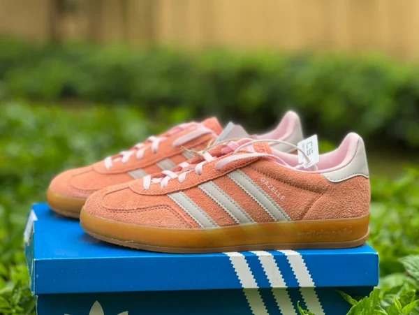 아디다스 트레이닝 텐더 핑크 ADIDAS 클로버 GAZELLE INDOOR 로우탑 레트로 캐주얼 모럴 트레이닝 스니커 IE2946